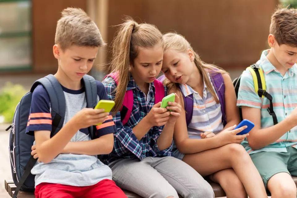 关于小孩玩手机的新闻关于小孩玩手机的新闻稿-第2张图片-太平洋在线下载